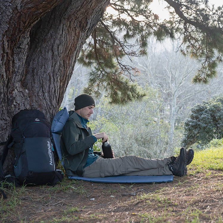 Naturehike samonafukovací karimatka s integrovaným polštářem Base 998g - modrá